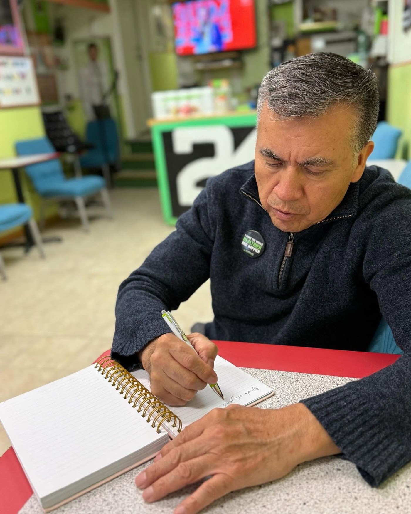 Carmelo escribiendo en su cuaderno