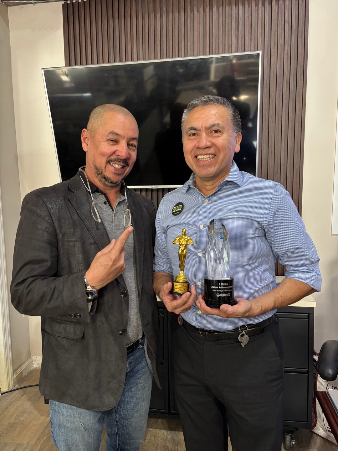 Carmelo con sus premios de Herbalife junto a un amigo