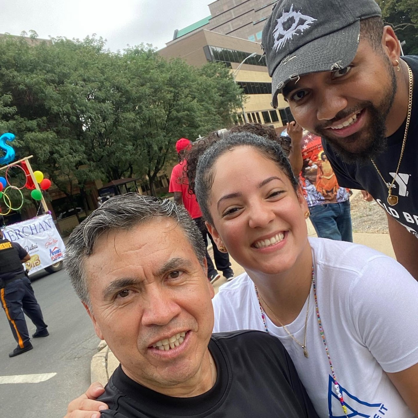 Carmelo con miembros de la comunidad al aire libre
