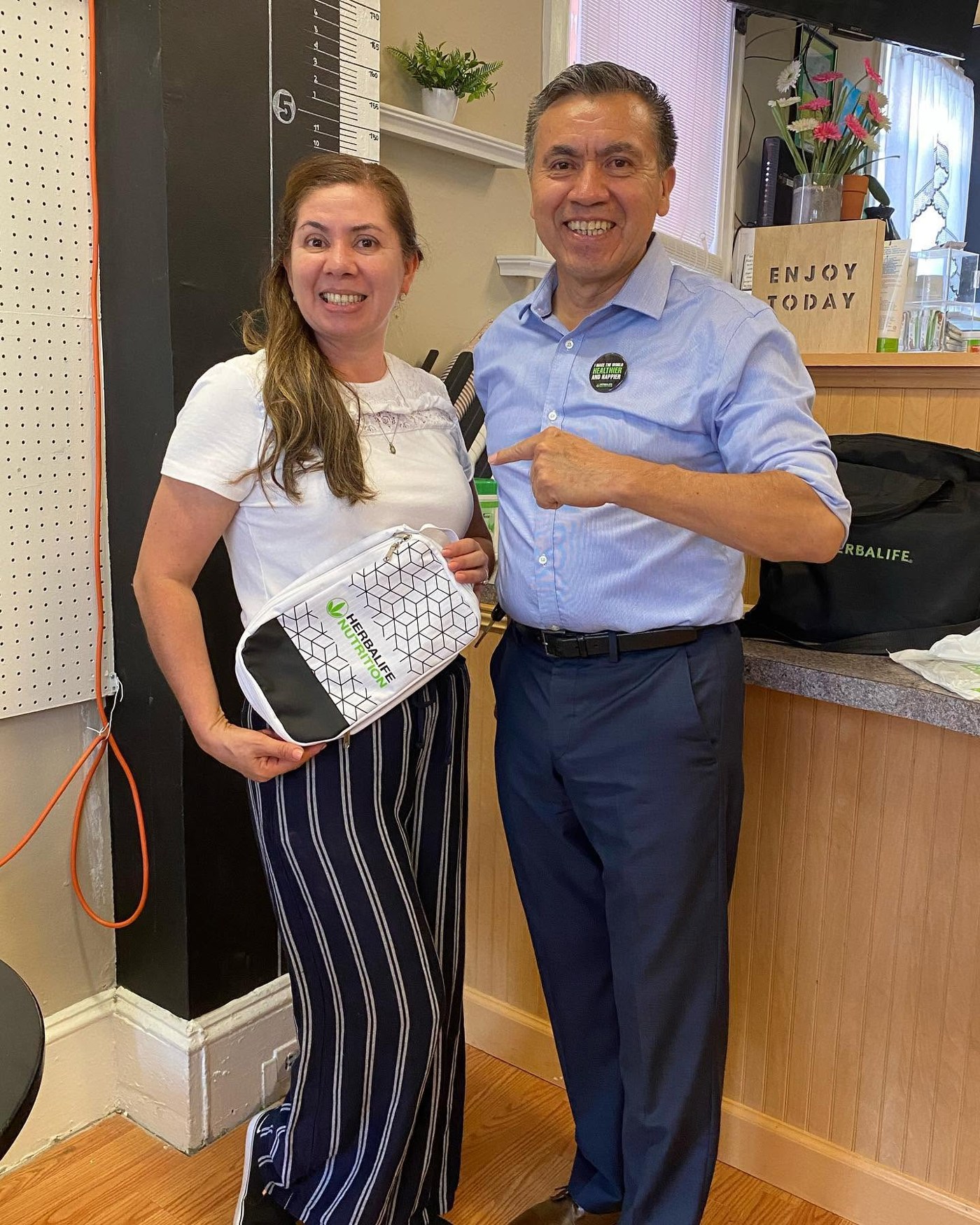 Carmelo con una visitante en el club de nutrición